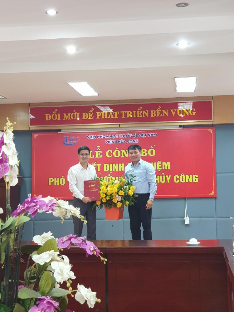 GS. TS Trần Đình Hòa - Bí thư Đảng ủy, Giám đốc Viện trao Quyết định