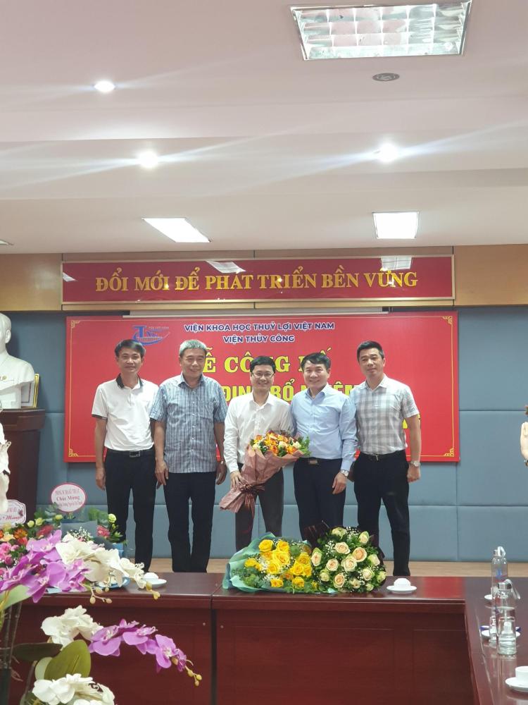 GS. TS Trần Đình Hòa, PGS. TS Đặng Hoàng Thanh và Lãnh đạo Viện Thủy công tặng hoa chúc mừng