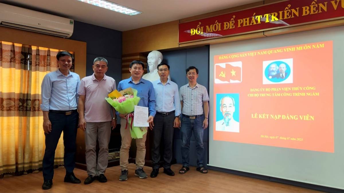 Đảng viên mới chụp ảnh lưu niệm với đồng chí Nguyễn Thành Công và các Đảng viên chi bộ Trung tâm Công Trình Ngầm